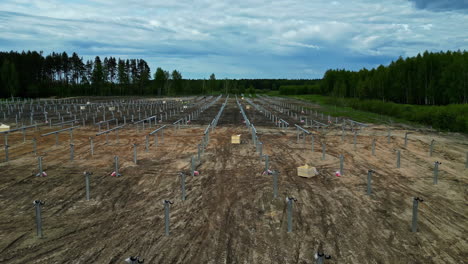 Campo-De-Pilares-De-Granja-De-Paneles-Solares-Listo-Para-Generar-Producción-De-Energía-Verde-Limpia