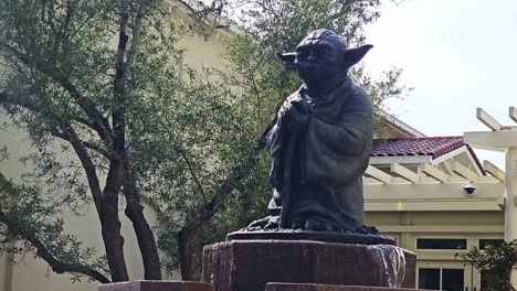 Star-Wars-Character-Yoda-Yoda-Bronze-Statue-Water-Fountain-at-the-Lucasfilm-Campus,-San-Francisco,-California,-USA