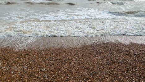 Olas-En-Cámara-Lenta-Rompiendo-En-La-Playa-De-Brighton,-Reino-Unido