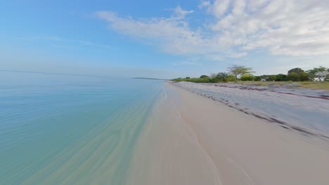 Schnellflug-über-Den-Sandstrand-Der-Dominikanischen-Republik-Entlang-Des-Klaren-Karibischen-Meeres