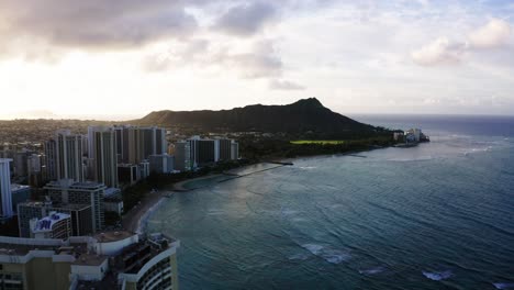 Drohnenaufnahme-Des-Diamond-Head,-Der-Hoch-über-Den-Eigentumswohnungskomplexen-Von-Oahu-Thront