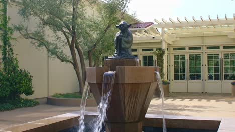 Famous-Yoda-Statue-at-Lucas-Film-Campus-and-Offices-with-Water-Fountain-in-San-Francisco,-USA