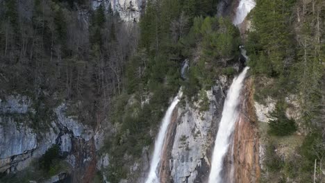 Seerenbachfälle-Wasserfall-Im-Walensee,-Schweiz-Natur-Malerische-Entspannungslandschaft