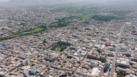 Genießen-Sie-Aus-500-Metern-Höhe-Einen-Atemberaubenden-Blick-über-Arequipa-Und-Erkunden-Sie-Die-Stadt,-Bis-Sie-In-Einem-Aufregenden-Schwenk-Nach-Unten-Den-Majestätischen-Platz-Und-Die-Kathedrale-Erreichen.