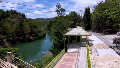 Filipinas,-Bohol:-El-Vídeo-Captura-Una-Vista-Aérea-Del-Río-Loboc-Y-El-Denso-Bosque-Que-Lo-Rodea,-Mostrando-El-Exuberante-Paisaje.