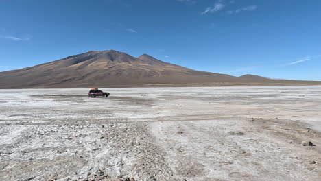 Overlanding-Offroad-Auto-Fährt-über-Trockene,-Unfruchtbare-Salzwüste-In-Bolivien