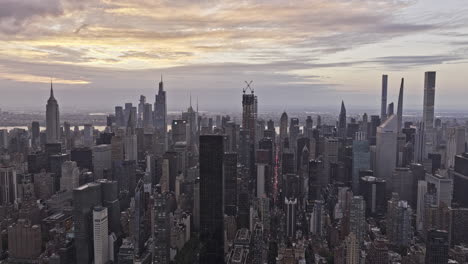 NYC-New-York-Luftaufnahme-V342-Filmischer-Drohnenüberflug-über-Den-East-River,-Der-Dicht-Besiedelte-Wolkenkratzer-Und-Die-Stadtlandschaft-Von-Midtown-Und-Lower-Manhattan-Einfängt-–-Aufgenommen-Mit-Mavic-3-Pro-Cine-–-September-2023