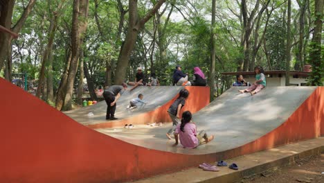 Niños-Disfrutando-De-Un-Día-Soleado-Deslizándose-En-El-Parque-Taman-Kota-1-En-Bsd