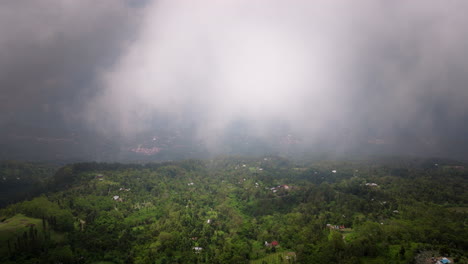 Amplio-Paisaje-Agrícola-Que-Rodea-El-Monte-Batur-En-Bali-En-Un-Día-Nublado