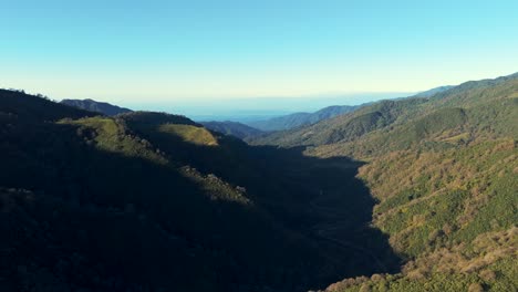 Imágenes-De-Drones,-Donde-Se-Captura-Una-Parte-De-La-Majestuosa-Cordillera-De-Yunga-Con-Un-Cielo-Azul-Claro-Y-Hermosos-Rayos-De-Sol.