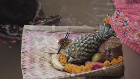 Devoto-Indio-Adorando-Al-Todopoderoso-Dios-Sol-Hindú-Con-Ofrendas-De-Coco-Sagrado-En-El-Festival-Chhath