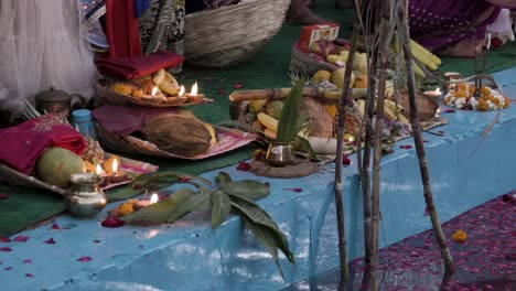 Ofrendas-Religiosas-Sagradas-Con-Lámpara-De-Aceite-Y-Frutas-Para-El-Dios-Sol-Hindú-En-El-Festival-Chhath