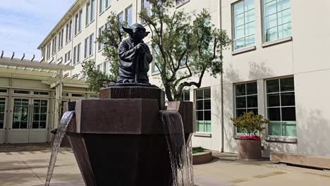 Famous-Star-Wars-Yoda-Statue-in-San-Francisco-on-top-of-a-Water-Fountain-in-a-Courtyard-at-Lucas-Films-Campus-and-Offices,-USA