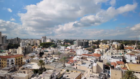 Eine-Weitwinkelansicht-Der-Stadtlandschaft-In-Nikosia,-Zypern,-Mit-Historischen-Und-Modernen-Gebäuden-Dazwischen