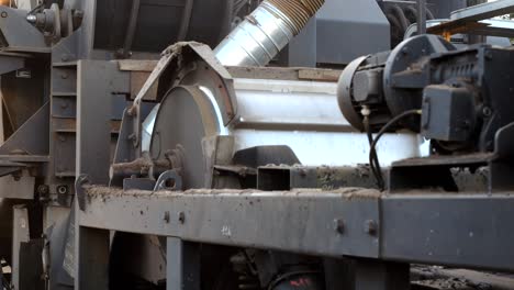 Working-car-shredder-machine,-close-up-of-sorting-drum-and-conveyor-belt