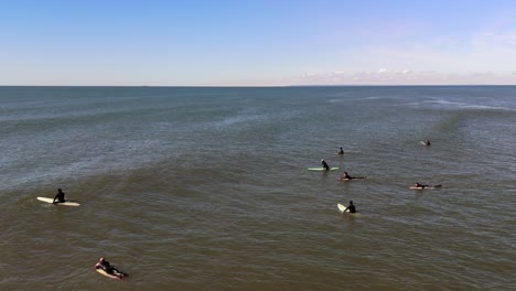 Eine-Luftaufnahme-Von-Surfern,-Die-An-Einem-Sonnigen-Tag-Das-Meer-Genießen