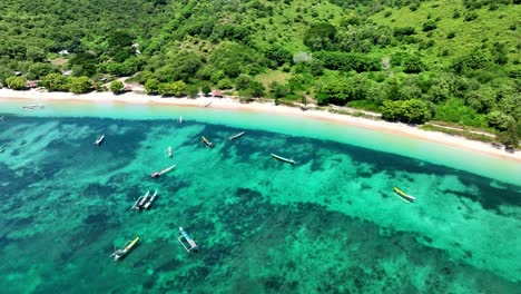 Los-Barcos-En-La-Playa-Con-Agua-De-Mar-Clara-Muestran-Arrecifes-De-Coral.