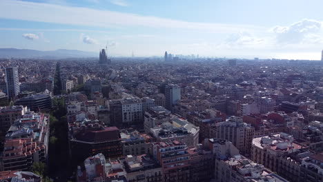 Vista-Aérea-Panorámica-De-La-Cosmopolita-Capital-De-Barcelona-En-Cataluña,-España