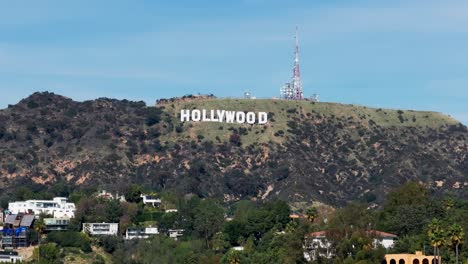 Toma-Panorámica-Hacia-La-Derecha-Del-Cartel-De-Hollywood-Y-Las-Colinas-De-Hollywood.