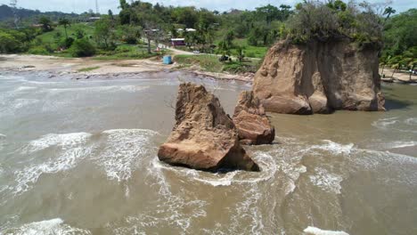 Rocas-En-El-Océano-Y-Arena