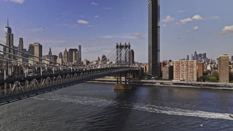 NYC-New-York-Luftaufnahme-V427-Drohnenüberflug-über-Den-East-River,-Erfassung-Des-Fahrzeugverkehrs-Auf-Der-Brücke-Und-Der-Dicht-Besiedelten-Skyline-Von-Manhattan-–-Aufgenommen-Mit-Mavic-3-Pro-Cine-–-September-2023