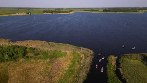 Boote,-Die-Von-Der-Kleinen-Gemeinde-Giethoorn-In-Richtung-See-Segeln,-Luftaufnahme