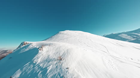 Pico-De-Montaña-Cubierto-De-Nieve-Bajo-Un-Cielo-Azul-Claro-Durante-El-Día