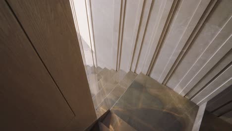 Escalera-De-Mármol-Con-Un-Diseño-De-Rayas-Doradas-Y-Blancas