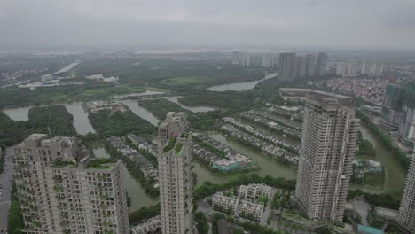 Luftaufnahme-Der-Skyline-Von-Hanoi,-Wo-Hochhäuser-Von-üppigem-Grün-Gekrönt-Werden-Und-An-Eine-Moderne-Urbane-Oase-Erinnern
