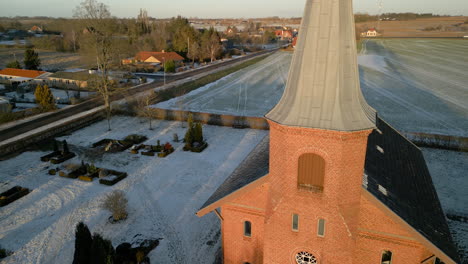 Luftaufnahme-Der-Kirche-Bei-Sonnenuntergang-Im-Winter