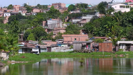 Laguna-Cerca-De-Un-Barrio-De-Chabolas-En-La-Ciudad-De-Manaos,-Estado-De-Amazonas,-Brasil