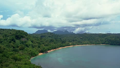 Vista-Aérea-Amplia-Del-Paisaje-Salvaje-De-La-Bahía-De-La-Playa-En-La-Isla-De-Santo-Tomé-Y-Príncipe