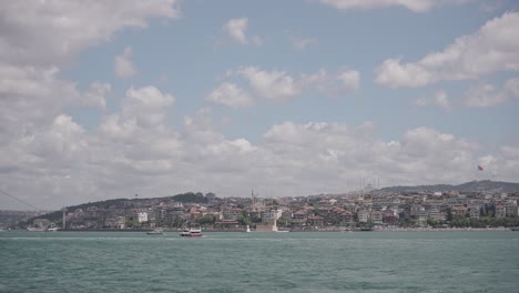 Schiffe,-Fähren,-Boote,-Historische-Gebäude-Im-Bosporus,-Istanbul,-Türkei