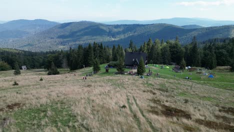 Berghütte-An-Einem-Sommertag-Mit-Berggipfeln,-Wald,-üppigem-Grün-Und-Bäumen