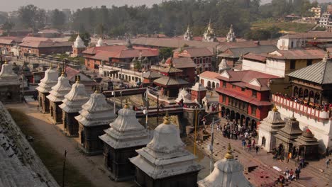 Vista-Elevada-Del-Río-Bagmati-Y-El-Templo-Pashupatinath,-Katmandú,-Nepal