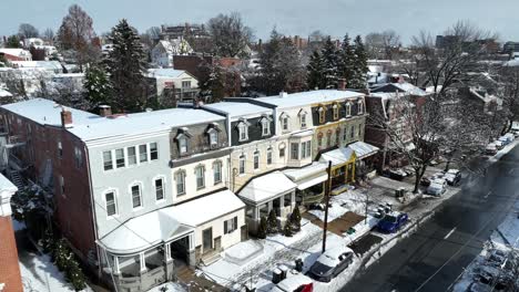 Reihenhäuser-In-Einer-Amerikanischen-Stadt,-Die-An-Einem-Hellen-Wintertag-Mit-Schnee-Bedeckt-Sind