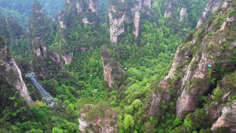 Vista-Aérea-Sobre-El-Teleférico-De-Huangshizhai-En-El-Parque-Forestal-Nacional-De-Zhangjiajie,-China