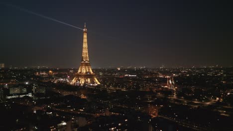 Tour-Eiffelturm-Beleuchtet-In-Der-Nacht-Mit-Licht-Show-Von-Oben,-Paris,-Frankreich