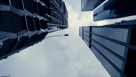 Atemberaubender-Zeitraffer-Bei-Der-Fahrt-Durch-Bürohochhäuser-Mit-Blick-In-Den-Himmel