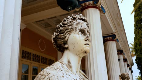 Grecia,-Corfú:-El-Vídeo-Muestra-Estatuas-De-La-Mitología-Griega-Antigua-En-El-Palacio-De-Aquiles,-Centrándose-En-Sus-Exquisitos-Detalles-Y-Su-Importancia-Histórica.