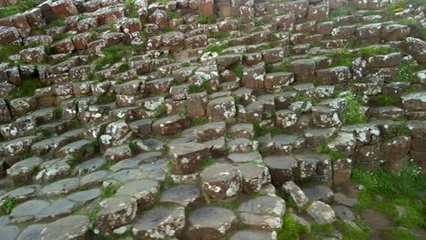 Luftaufnahme-Von-Links-Nach-Rechts-Der-Basaltsteine-Am-Giant&#39;s-Causeway,-County-Antrim-In-Nordirland-An-Einem-Sonnigen-Morgen