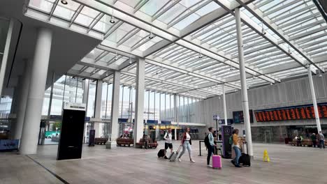 Morning-View-Inside-London-Bridge-Stations'-interior-with-people-and-Timetable-Board