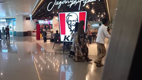 Kentucky-Fried-Chicken-Mit-Einem-Foto-Seines-Gründers-Colonel-Harland-David-Sanders-In-Einer-Seiner-Filialen-Am-Ahmad-Yani-Flughafen,-Semarang,-Indonesien