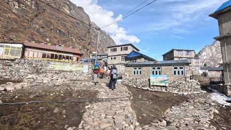 Zu-Fuß-Ins-Dorf-Langtang-Auf-Der-Langtang-tal-wanderung-In-Nepal