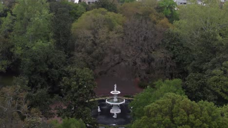 Aerial-close-up-tilting-down-shot-of-the-Fountain-at-Forsyth-Park-in-Savannah,-Georgia