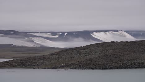 Norwegische-Inseln-Oberhalb-Des-Polarkreises,-Gletscher,-Eis-Und-Nebel-über-Felsigem-Land,-Weite-Sicht