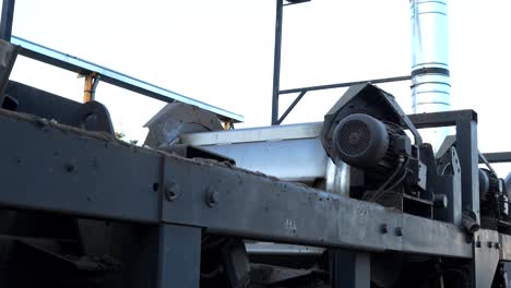 Working-car-shredder-machine,-close-up-of-sorting-drums,-engines,-and-conveyor-belt
