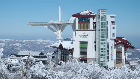 Exterior-Del-Edificio-Del-Teleférico-Monapark-En-La-Estación-De-Esquí-De-Yong-Pyong-En-La-Cumbre-De-La-Montaña-Balwangsan-En-Un-Día-Soleado,-Pyeongchang-gun,-Gangwon-do