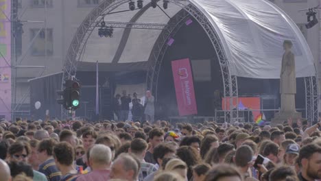 Un-Grupo-Diverso-De-Personas-Disfrutando-Del-Desfile-Del-Día-Del-Orgullo-Gay-Al-Aire-Libre