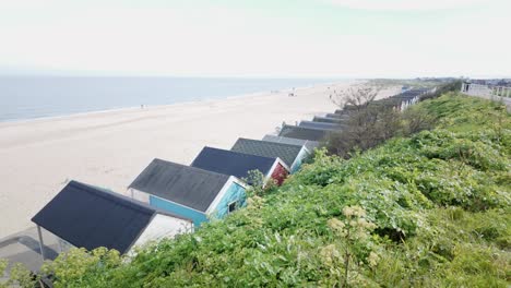 Vista-Al-Mar-Con-Cabañas-De-Playa-Familiares-Desde-Pastos-De-Dunas-De-Arena-Costeras-En-Southwold